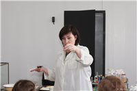 Мария Свиренко проводит химические опыты